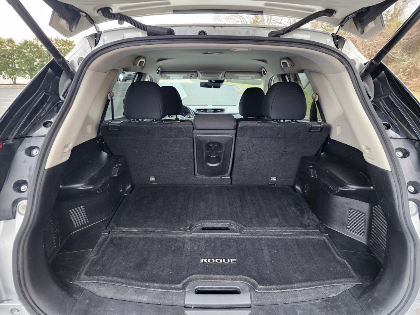 2019 Silver /Black Nissan Rogue SV (KNMAT2MV2KP) with an 2.5 4cyl. engine, Automatic transmission, located at 1221 Madison St., Shelbyville, TN, 37160, (931) 680-9439, 0.000000, 0.000000 - Photo#3